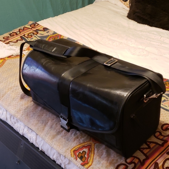 leather travel bag company